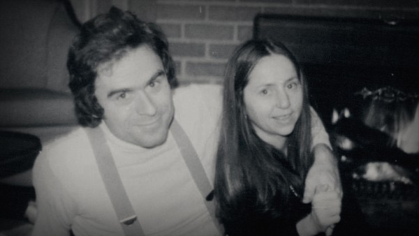 Potret hitam putih Ted Bundy dan kekasihnya